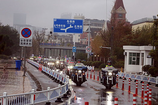 山东省日照市,150多名炫酷机车手冒雨骑游