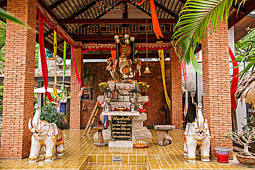 泰国清迈大象训练营的象神寺院