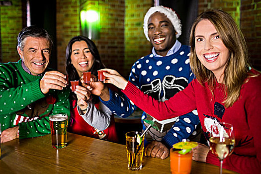 微笑,同事,喝,庆贺,圣诞节,酒吧