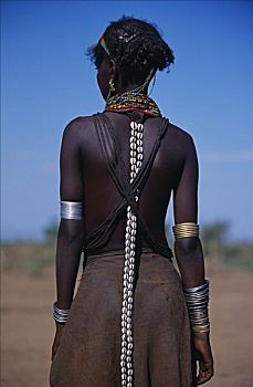 埃塞俄比亚,奥莫河三角洲,年轻,达桑内科,女孩,穿戴,毛发,辫子,动物,赭色,特色,部落,皮裙,金属手镯,辟邪物,层次,珠子,项链,长,皮革,带子,装饰