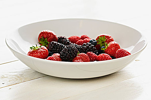 草莓,树莓,黑莓,蓝莓,碗