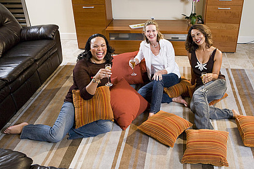 肖像,三个,高兴,多种族,女人,坐,香槟,笛子,地毯,客厅