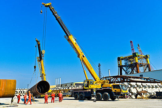 胜利油田油建龙口海工基地建造大型海上石油平台导管架