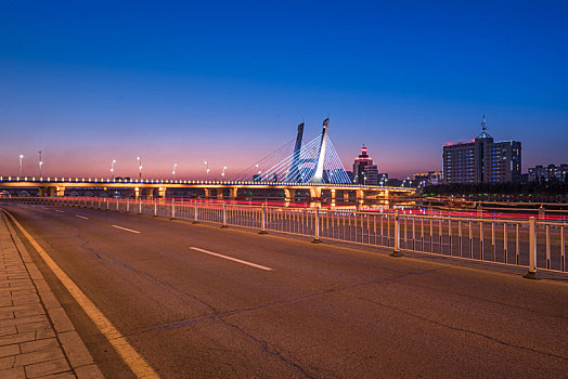 秋季中国抚顺城市跨河大桥灯光夜景