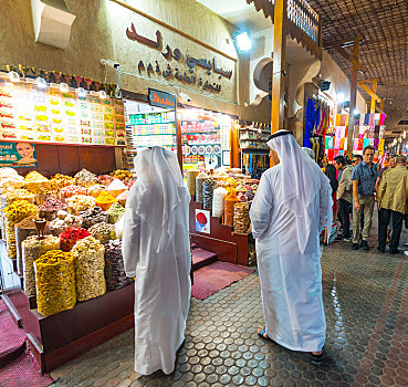 两个,阿拉伯人,白色,长袍,调味品,阿拉伯,市场,迪拜,露天市场,老,阿联酋,亚洲