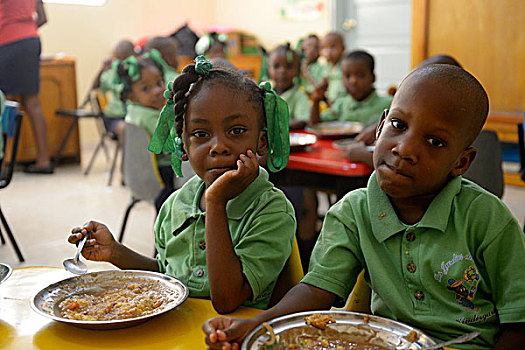 孩子,吃,午餐,幼儿园,小学,家乐福,太子港,海地,北美,重要,慈善