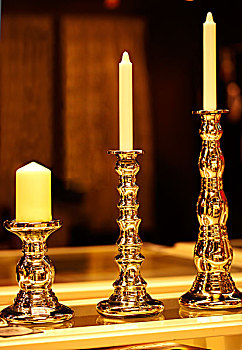 三个插好蜡烛的烛台