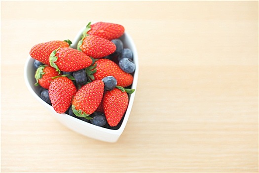 草莓,心形,碗,木质背景