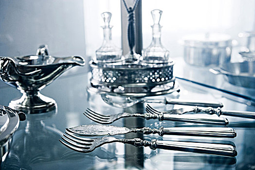 银质餐具,船形肉卤盘,调味瓶,展柜