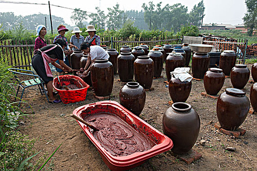 吉林村民自制辣酱场面