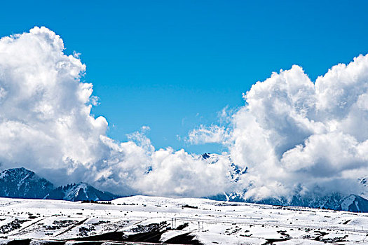 新疆,雪山,雪地,蓝天,白云