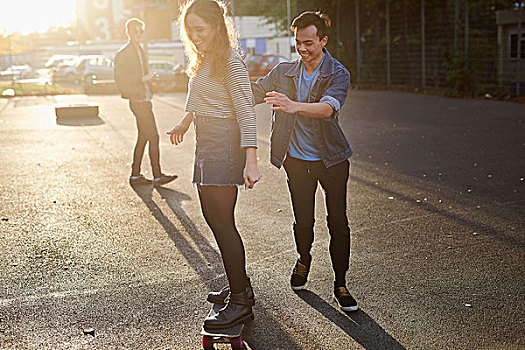 男青年,推,美女,玩滑板,日光,街道