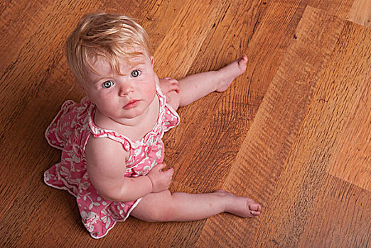 女婴,坐,实木地板,艾伯塔省,加拿大