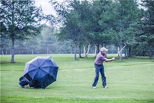 打高尔夫,雨天,高尔夫球道