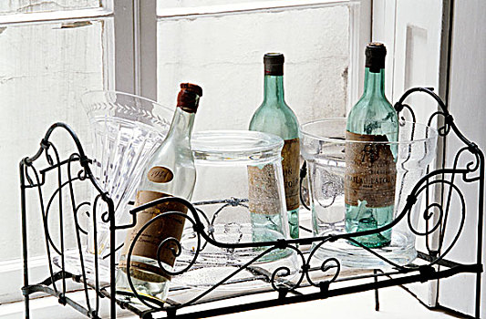 收集,老式,葡萄酒瓶,小,铁丝篮,窗,窗台