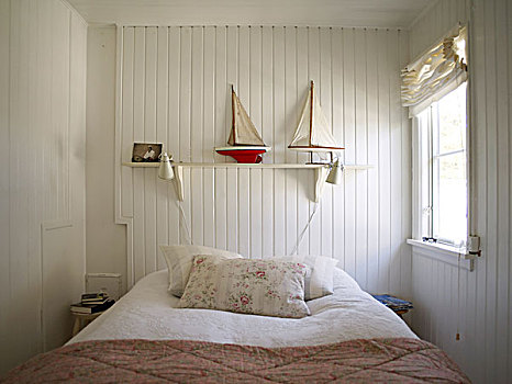 卧室,白色,木护墙板,床
