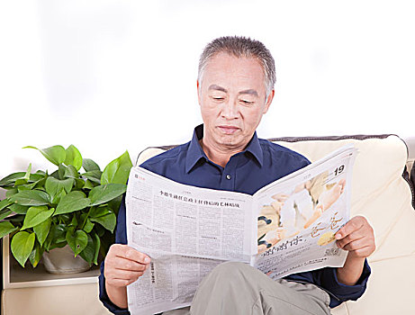 老年人看报纸