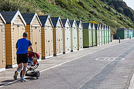 英格兰,多西特,海滩,海滩小屋,男人,慢跑,推,婴儿车