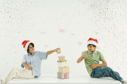 两个男孩,穿,圣诞帽,堆积,礼物,五彩纸屑,落下