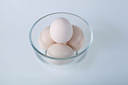 玻璃碗放着四个鸡蛋