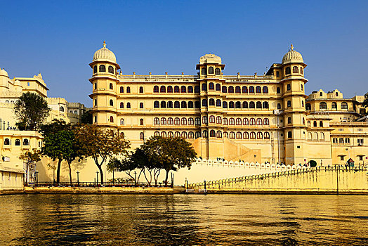 城市宫殿,湖,皮丘拉,乌代浦尔,拉贾斯坦邦,印度,亚洲