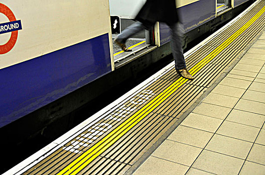 乘客,离开,地下,车站,留意间隙,伦敦,英格兰,英国,欧洲