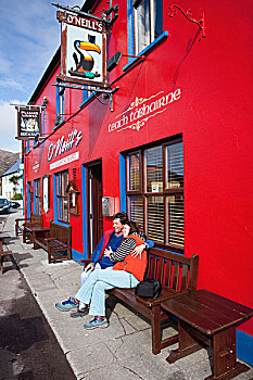 伴侣,坐,长椅,户外,酒吧,科克郡,爱尔兰