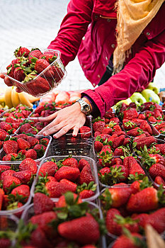 特写,腰部,女人,选择,草莓,水果,市场