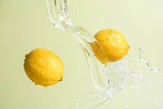悬浮的水花柠檬