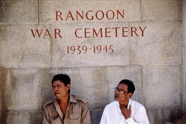 缅甸,仰光,男人,坐,一个,标识,战争,墓地