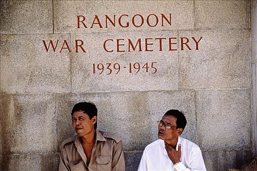 缅甸,仰光,男人,坐,一个,标识,战争,墓地