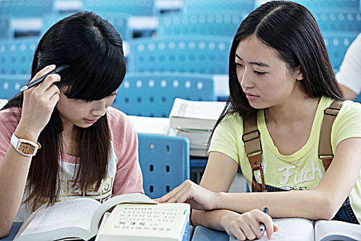 两个大学生在教室学习