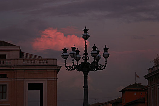梵蒂冈圣彼得广场路灯及火烧云