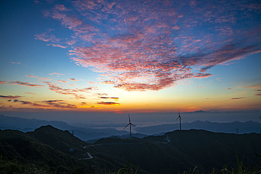 桂林高山上的风力发电场