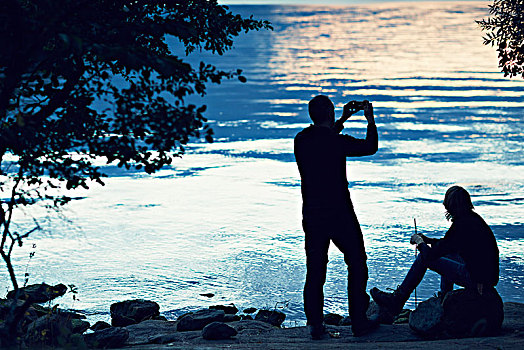 剪影,两个男人,湖,黄昏