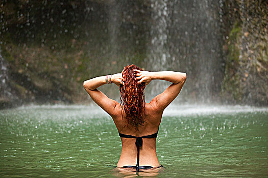 红发,女人,站立,水,靠近,瀑布,后视图,奥地利,欧洲