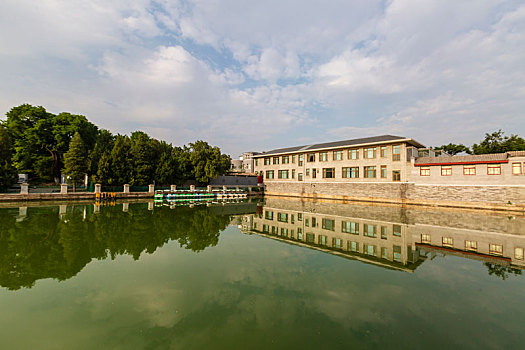 蓝天白云下的北京故宫护城河筒子河