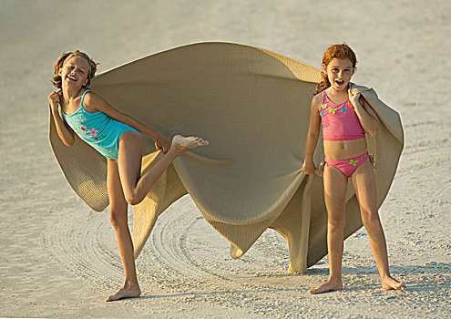 两个女孩,拿着,毯子,风,海滩