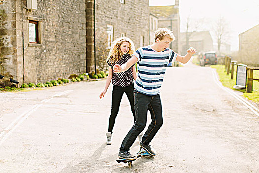青少年,兄弟姐妹,滑板,乡村道路