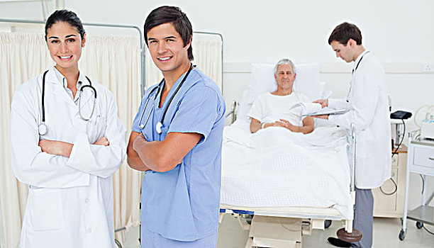 实习医师,微笑,站立,靠近,医生,折叠,手臂,病人,背景