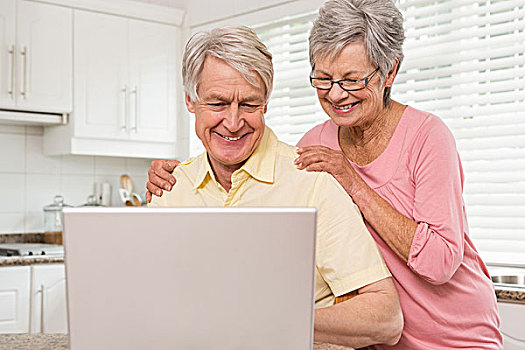 老年,夫妻,笔记本电脑,一起