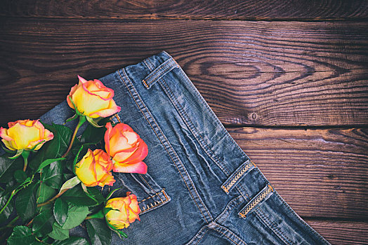 花束,清新,黄色,玫瑰,躺着,蓝色牛仔裤