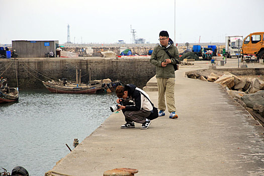 休渔倒计时一天,渔民检修渔船驾船出海捕捞