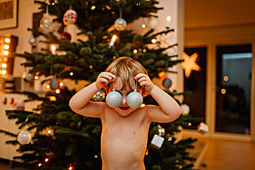 男孩,玩,圣诞装饰