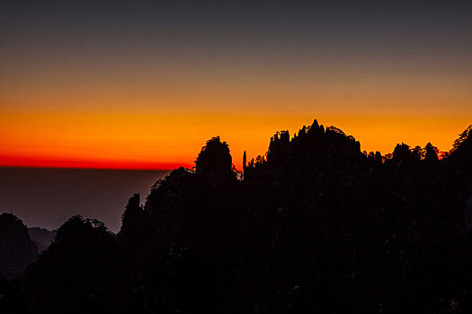 中国安徽黄山风景区,冬日清晨,日出光辉映衬下的北海奇峰怪石