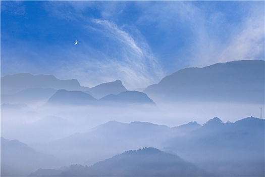 四川宜宾长宁双河镇晨雾缭绕山峦剪影风景
