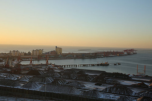 山东省日照市,雪后的日照港暖意融融,生产运输作业恢复运行