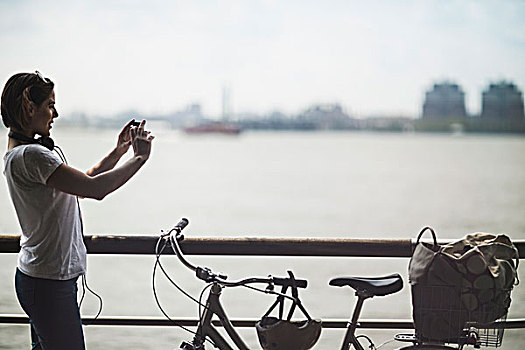 中年,女人,骑车,摄影,智能手机,河边,纽约,美国