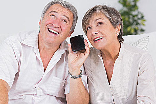 老年夫妇,听,智能手机,仰视,空中