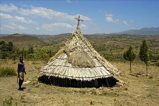 站立,男人,靠近,小屋,稻草,屋顶,基督教堂,孔索,埃塞俄比亚,非洲